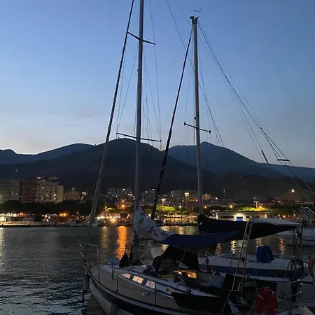 Botel Barca A Vela 12 Metri Boat & Breakfast *