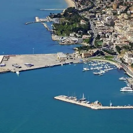 Barca A Vela 12 Metri Boat & Breakfast Botel