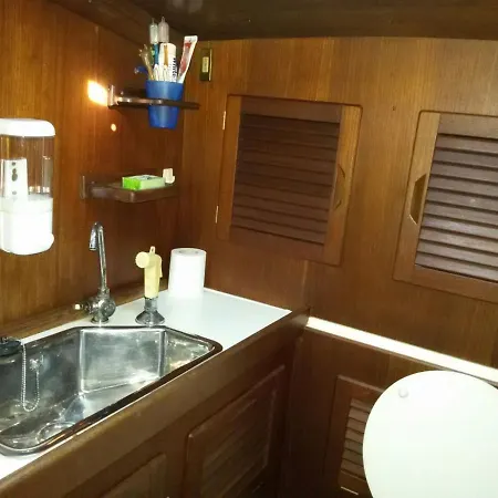 Barca A Vela 12 Metri Boat & Breakfast *