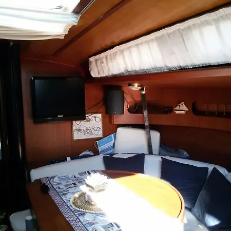 Barca A Vela 12 Metri Boat & Breakfast Botel *
