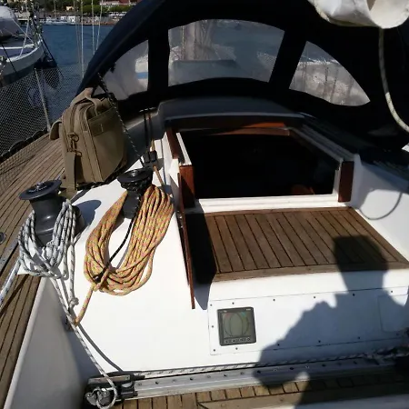 Botel Barca A Vela 12 Metri Boat & Breakfast *