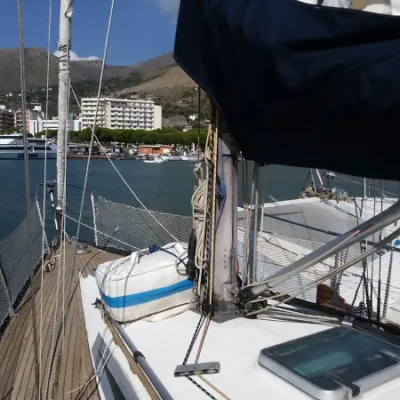 Barca A Vela 12 Metri Boat & Breakfast Botel *