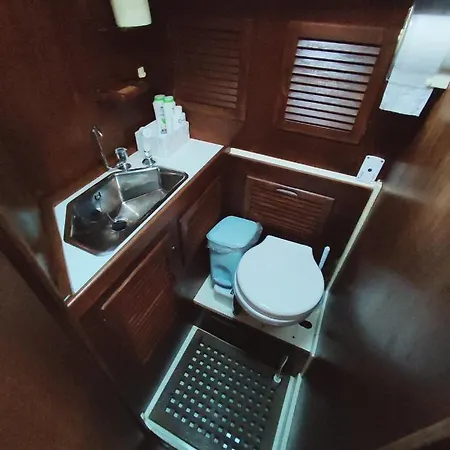 Barca A Vela 12 Metri Boat & Breakfast