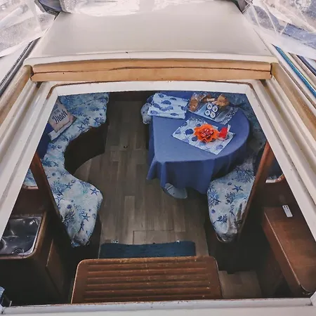 Barca A Vela 12 Metri Boat & Breakfast Botel *