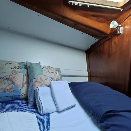 Botel Barca A Vela 12 Metri Boat & Breakfast