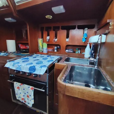 Barca A Vela 12 Metri Boat & Breakfast 船屋