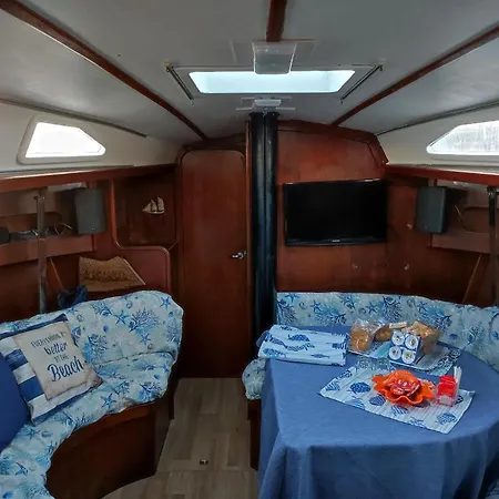 Barca A Vela 12 Metri Boat & Breakfast *